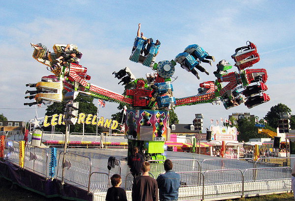 Spinning carnival ride